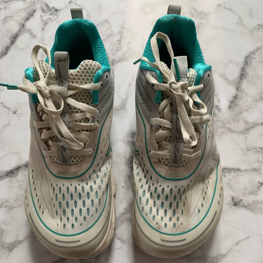 Ladies sneakers white with teal. Size 8.5 preowned